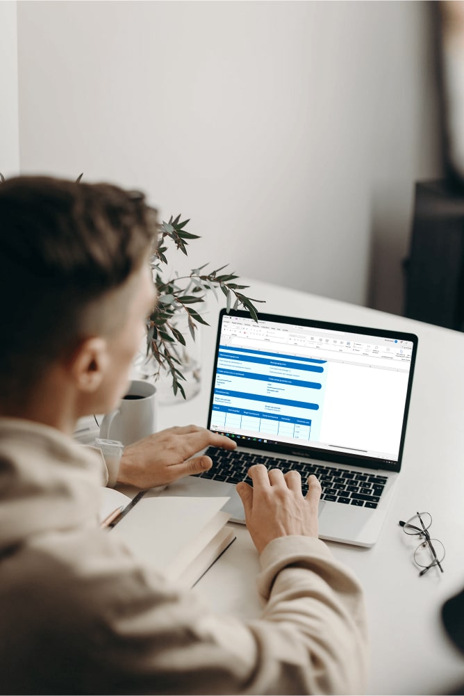 persoon op laptop bezig met urenregistratie in Excel