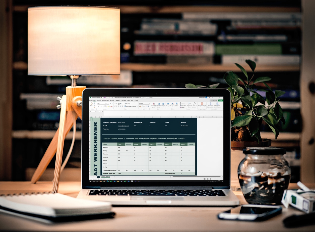 laptop op bureau met urenregistratie in Excel template geopend
