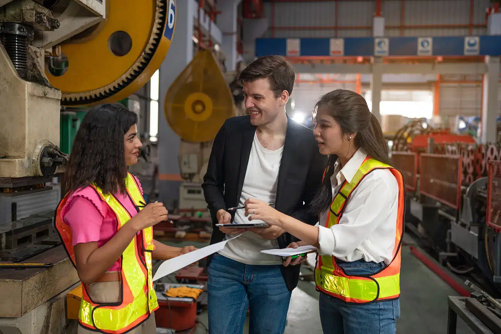 Ondernemer en medewerkers werken samen met digitale planning tools, moderne aanpak van goed werkgeverschap